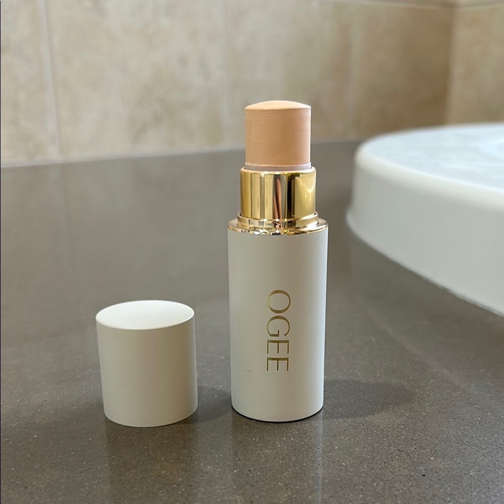 Cream Foundation with Medium Coverage and Dewy Finish
